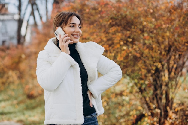 Junge Frau mit Telefon im Freien