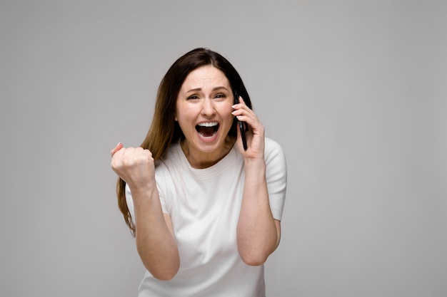 Junge Frau mit Telefon