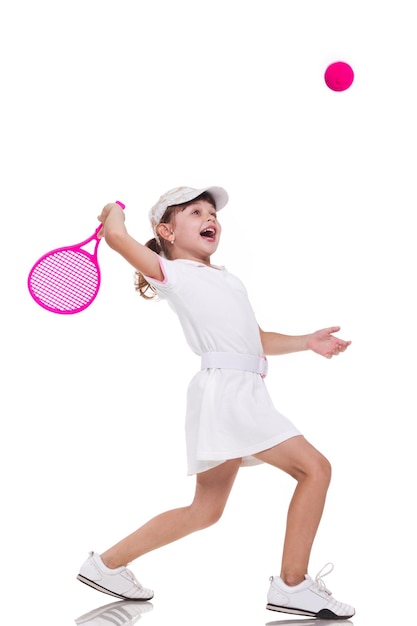 Junge Frau mit Tennisschläger auf weißem Hintergrund