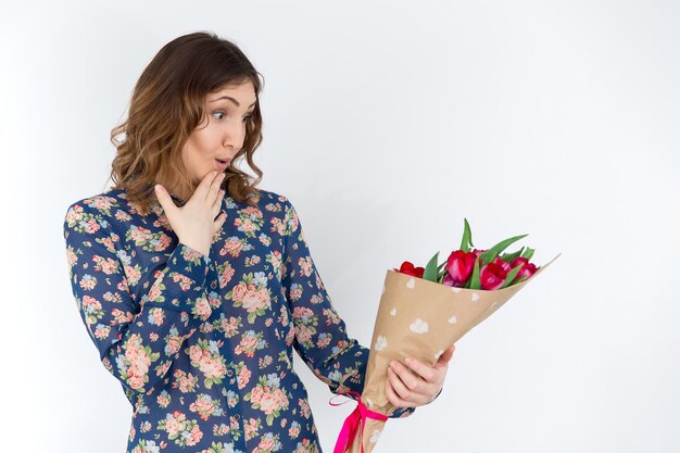 Junge Frau mit Tulpen attraktives Geschenk am 8. März Muttertag internationaler Frauenfeiertag