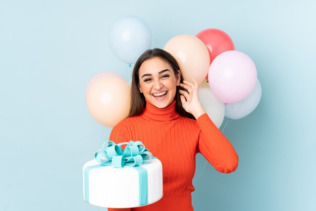 Junge Frau mit vielen Luftballons isoliert