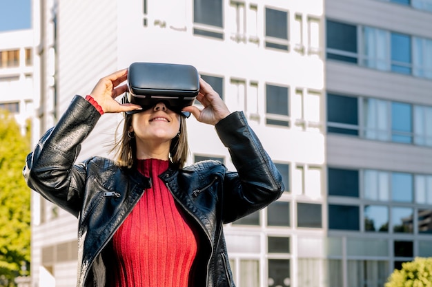 Junge Frau mit Virtual-Reality-Brille im Freien