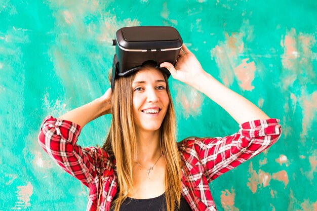 Junge Frau mit Virtual-Reality-Headset im Studio.