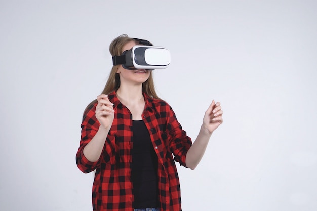 Junge Frau mit VR-Brille