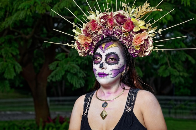 Junge Frau mit Zuckerschädel-Make-up Tag des toten Catrina-Porträts