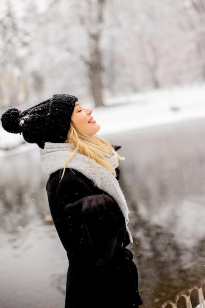 Junge Frau n warme Kleidung im Schnee genießen