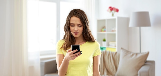 junge Frau oder Teenager mit Smartphone