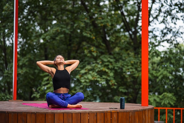 Junge Frau praktiziert Yoga im Lotussitz