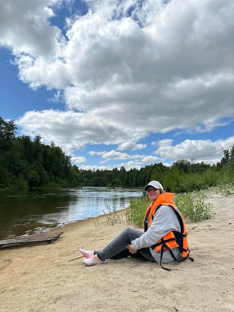 Junge Frau raftet auf dem Fluss