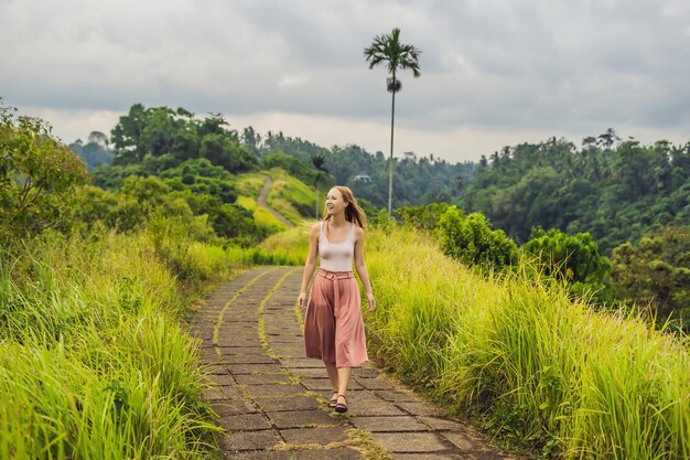 Junge Frau Reisende in Campuhan Ridge Walk, Scenic Green Valley in Ubud Bali