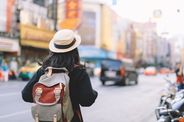 Junge Frau Reisende mit Rucksack und Hut suchen China Stadtstraße in Bangkok.