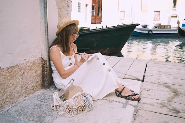 Junge Frau reist in Venedig, Italien, Europa