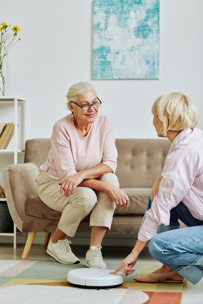 Junge Frau richtet Smart Home für ältere Mutter ein