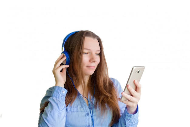 junge frau schaut auf das telefon auf einem weißen hintergrund.