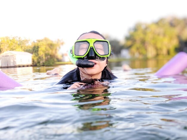 Foto junge frau schnorchelt im fluss