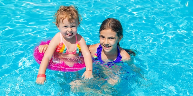 Foto junge frau schwimmt im pool