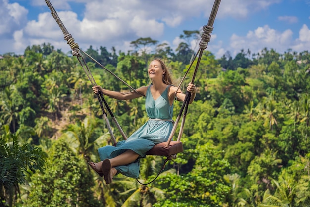 Junge Frau schwingt im Dschungel-Regenwald der Insel Bali Indonesien Swing in den Tropen Swings-Trend von Bali