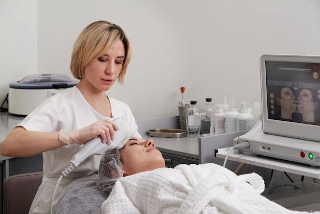 Foto junge frau sitzt auf dem boden