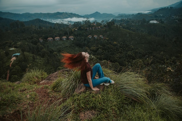 Junge Frau sitzt auf Little Adam's Peak