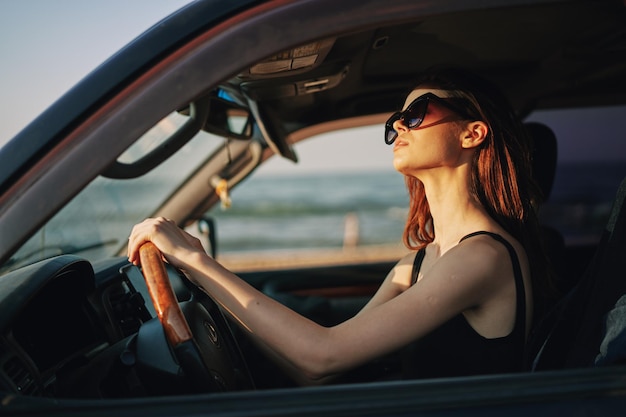 Foto junge frau sitzt im auto