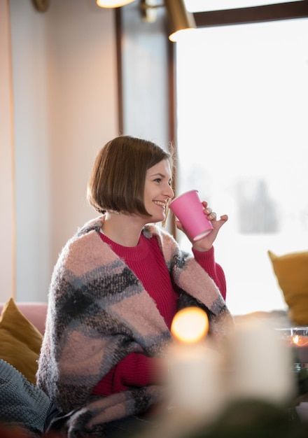 Junge Frau sitzt im Café und trinkt Kaffee