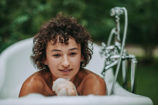 Foto junge frau sitzt im freien in der badewanne