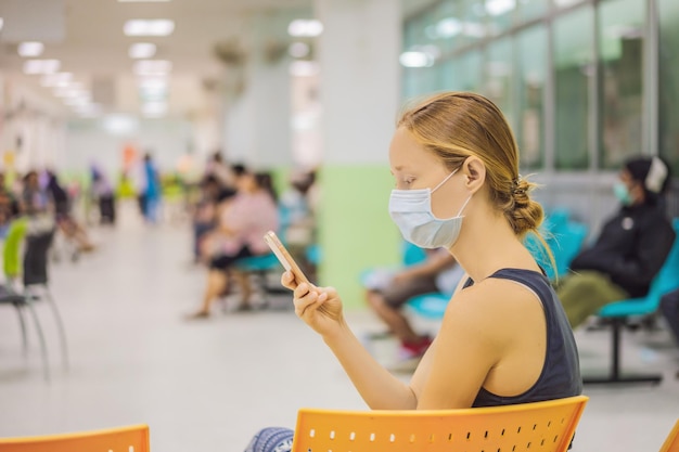 Junge Frau sitzt im Krankenhaus und wartet auf einen Arzttermin Patienten im Wartezimmer der Ärzte