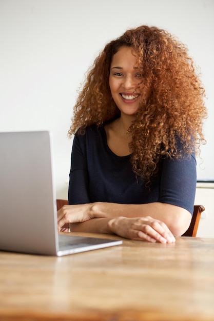 Junge Frau sitzt mit einem Laptop