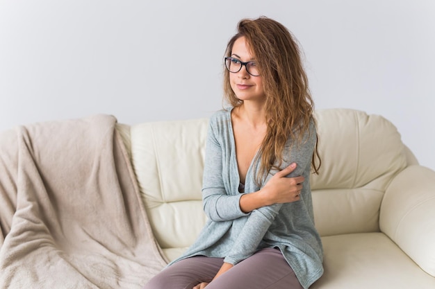 Foto junge frau sitzt zu hause auf dem sofa