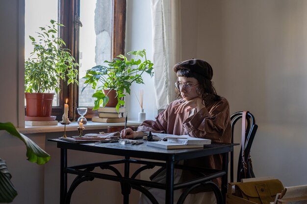 Foto junge frau sitzt zu hause auf dem tisch