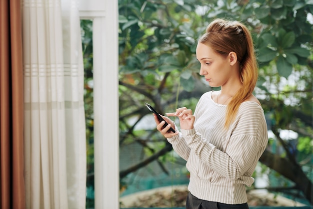 Junge Frau SMS-Nachrichten