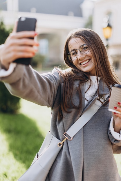 Junge Frau SMS oder mit Smartphone