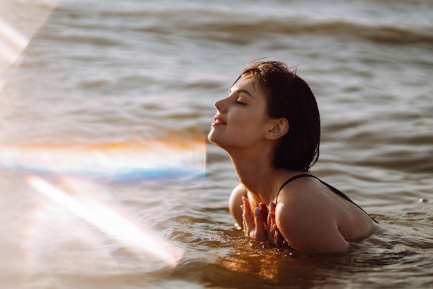 Junge Frau spaziert bei Sonnenuntergang am Meeresufer entlang. Natur-Relax-Lifestyle-Konzept