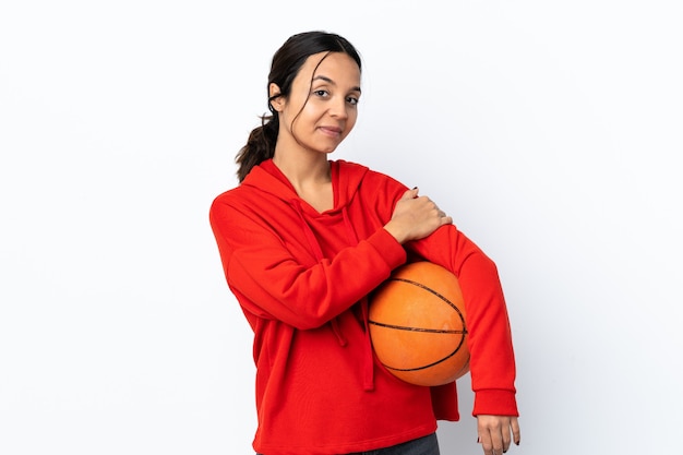 Junge Frau spielt Basketball isoliert basketball