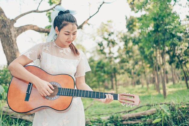 Foto junge frau spielt gitarre