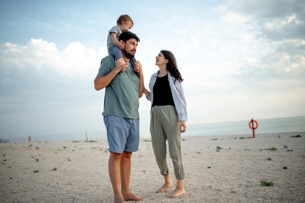 Junge Frau steht am Strand