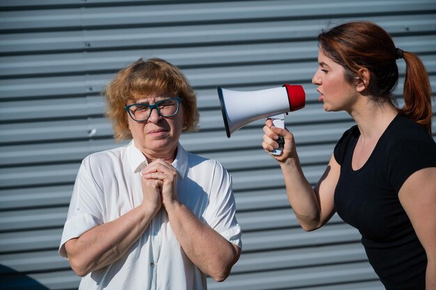 Foto junge frau steht an der wand