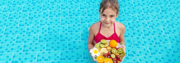 Junge Frau steht gegen das Schwimmbad