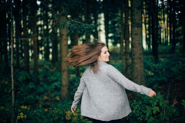 Junge Frau steht im Wald