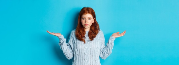 Foto junge frau steht vor blauem hintergrund