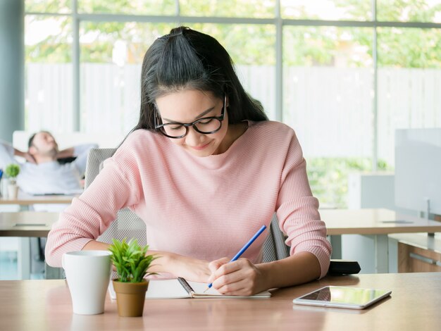 Junge Frau studiert