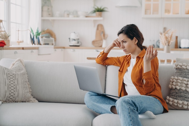 Junge Frau teilt Problem per Videoanruf mit. Unternehmer hat Online-Konferenz zu Hause