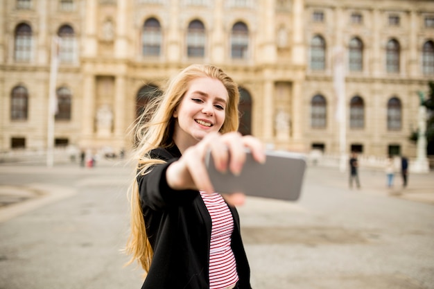 Junge Frau teking selfie auf der Straße