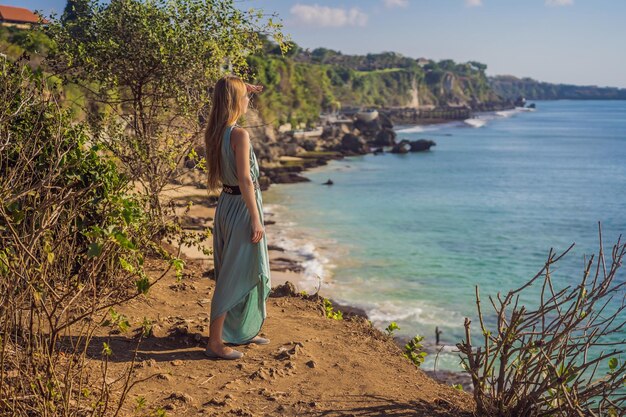 Foto junge frau tourist auf pantai tegal wangi beach insel bali indonesien bali reisekonzept