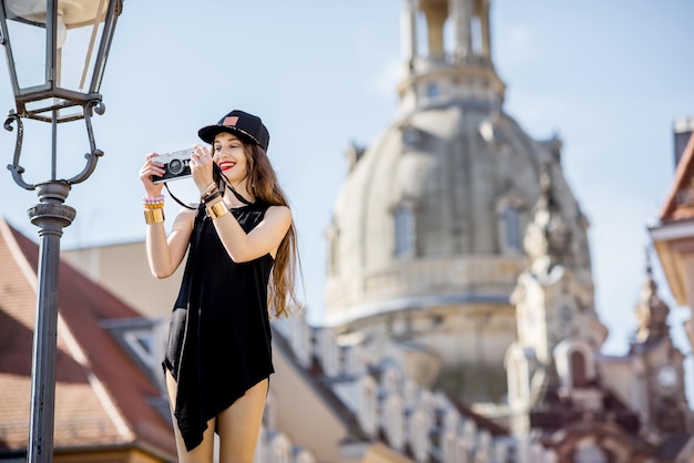 Junge Frau Tourist mit Fotokamera auf der berühmten Brühler Terrasse mit herrlichem Blick auf die Altstadt in Dresden, Deutschland