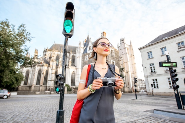 Junge Frau Tourist mit Fotokamera zu Fuß in der Altstadt von Nantes in Frankreich