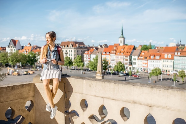 Junge Frau Tourist mit herrlichem Blick auf die Altstadt von Erfurt in Deutschland