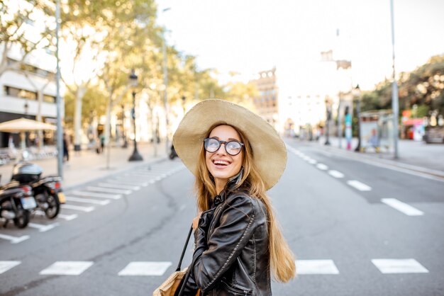 Junge Frau Tourist mit Hut zu Fuß auf der berühmten Fußgängerzone in Barcelona City