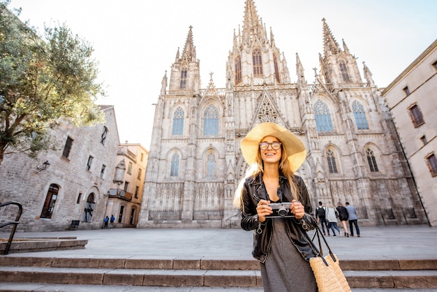 Junge Frau Tourist vor der berühmten Kirche Saint Eulalia im Morgenlicht in Barcelona City