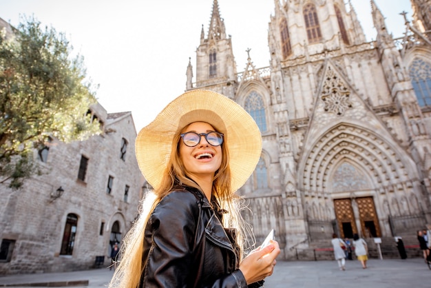 Foto junge frau tourist vor der berühmten kirche saint eulalia im morgenlicht in barcelona city